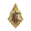 เหรียญจำปี รุ่น"ปลดหนี้ พุทธศิลป์" รุ่น๑ พระพุทธชิราช ประทับหลังท้าวเวสสุวรรณ ปี 65 วัดจุฬามณี เนื้อชนวนซาตินทองแดง เลี่ยมกรอบสำริดบรอนซ์ชุบทองฉลุลาย เข็มกลัด